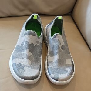 OOFOS Gray Camouflage Womans Slip-On Shoes